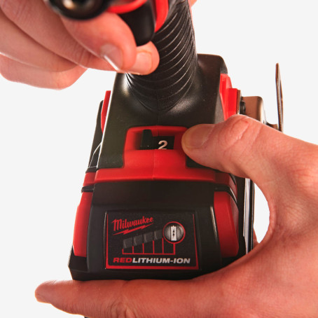 Винтоверт аккумуляторный 1/4'' HEX MILWAUKEE, M18 BID-402C Винтоверт аккумуляторный 1/4'' HEX MILWAUKEE, M18 BID-402C