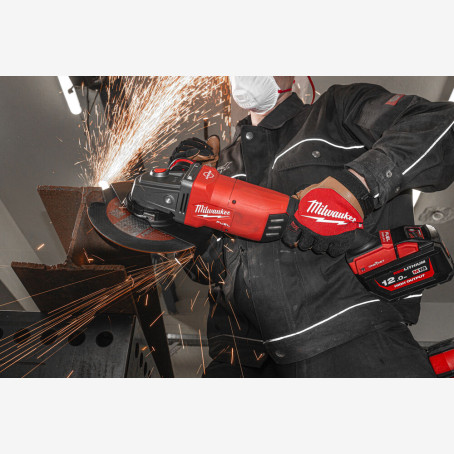Шлифмашина угловая аккумуляторная MILWAUKEE, M18 ONEFLAG230XPDB-122C, Ø230мм (+зарядное устройство, 2 аккум. Х 12Ач, кейс)
